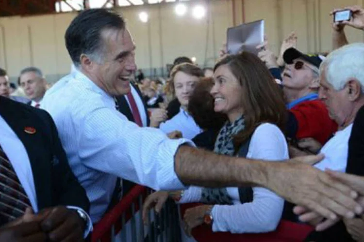 Romney cumprimenta simpatizantes em Tampa, Flórida: as pesquisas mostram que Romney está empatado ou até mesmo em vantagem nacionalmente (©AFP / Emmanuel Dunand)