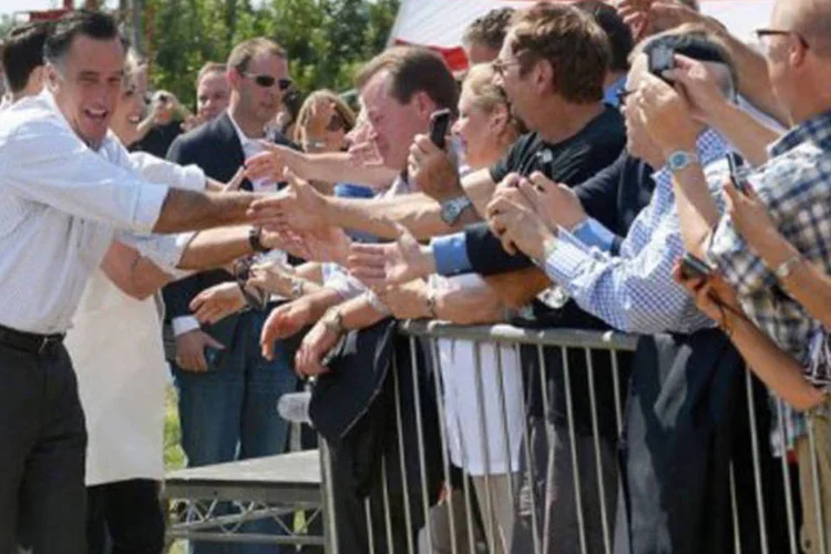 Romney cumprimenta simpatizantes no Michigan: O candidato republicano ganhou alguns pontos com a nomeação de Paul Ryan como seu vice (©AFP / Jewel Samad)