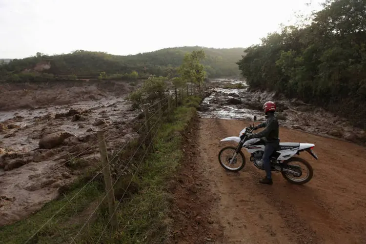 Rejeitos da barragem cobrem estrada em Mariana (Ricardo Moraes/ Reuters)