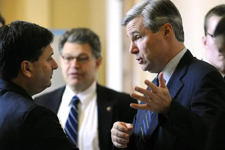 Senador Sheldon Whitehouse conversa com Ron Klain, então chefe de gabinete de Joe Biden, no Capitólio, em Washington (Jonathan Ernst/Reuters)