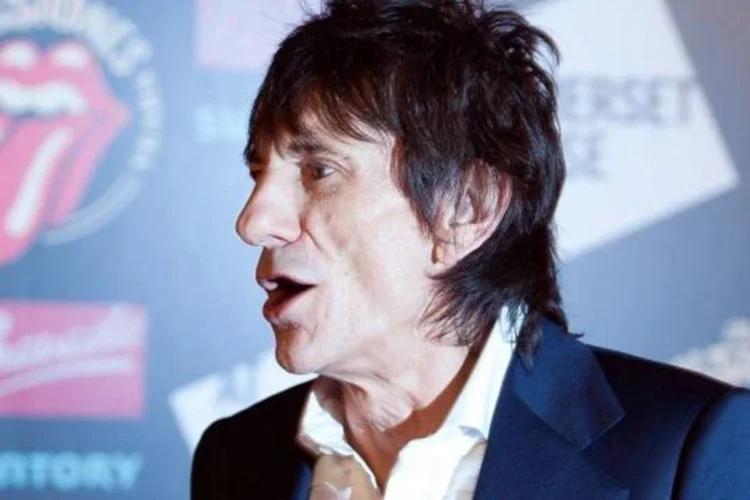 Ronnie Wood e ex-mulher concordaram em vender itens de propriedade compartilhada em leilão (Ki Price/Reuters)