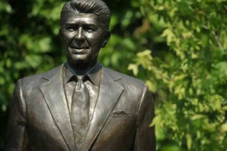 Estátua do ex-presidente dos EUA Ronald Reagan foi inaugurada em Londres (Ben Stansall/AFP)