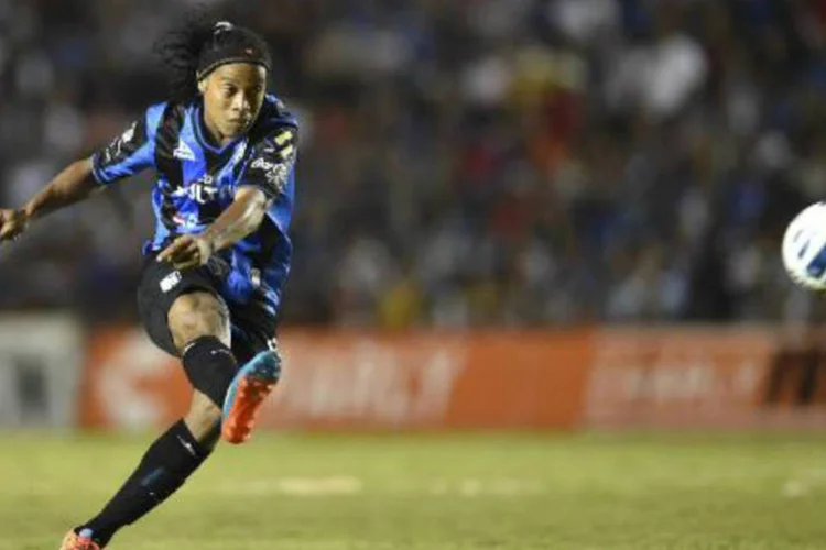 Ronaldinho Gaúcho durante partida do Querétaro: Ronaldinho assinou contrato de dois anos com o Querétaro (Yuri Cortez/AFP)