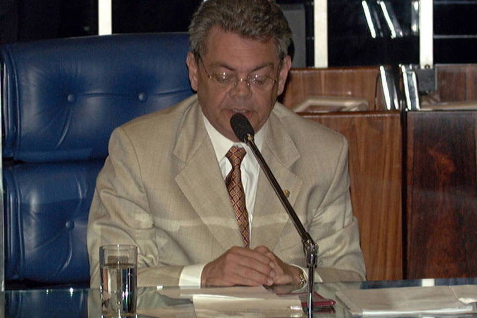Governador que tentou matar antecessor ganha busto