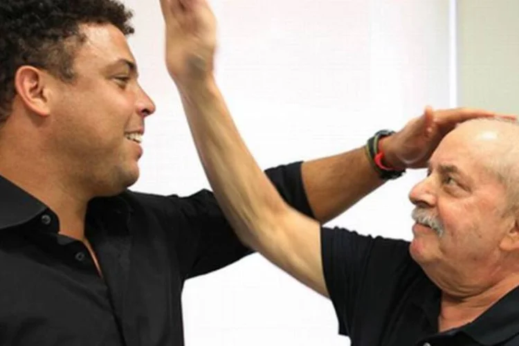 O ex-jogador Ronaldo visitou nesta quinta-feira (5) o ex-presidente Lula, no Hospital Sírio-Libanês. O encontro começou ao meio-dia e durou cerca de 30 minutos (Ricardo Stuckert/Instituto Lula)