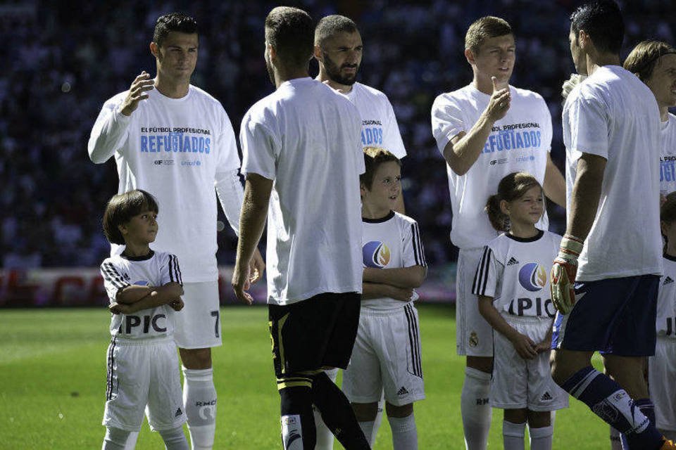 Menino sírio agredido entra em campo com Cristiano Ronaldo