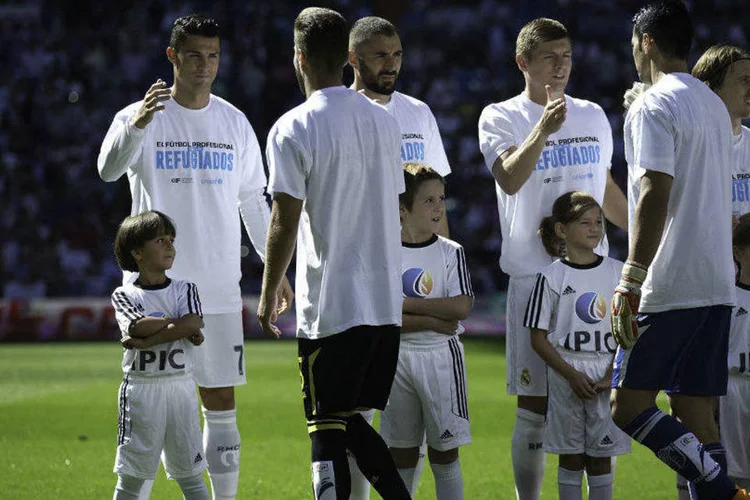 
	O jogador Cristiano Ronaldo foi a campo neste s&aacute;bado de m&atilde;os dadas com Zaid
 (Gonzalo Arroyo Moreno/Getty Images)