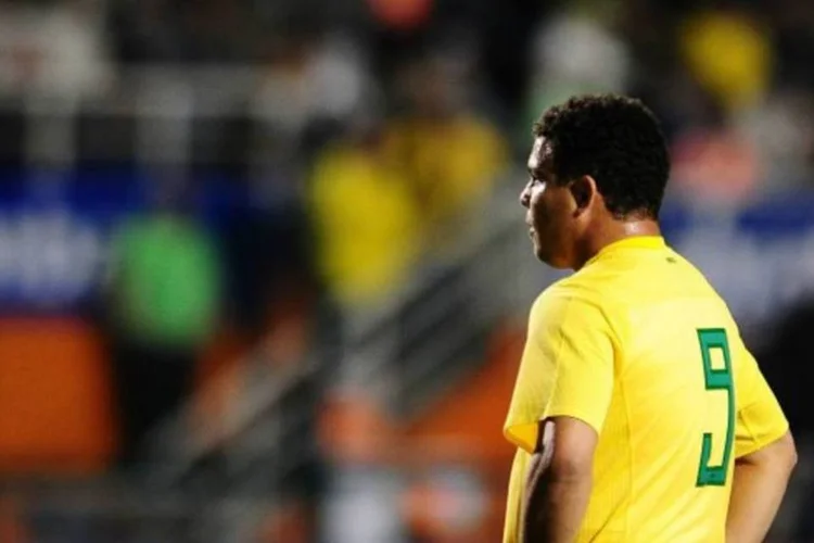
	Ronaldo em partida pela sele&ccedil;&atilde;o brasileira: Fen&ocirc;meno convoca os torcedores para abra&ccedil;arem a causa de seus times do cora&ccedil;&atilde;o
 (Renato Pizzuto)