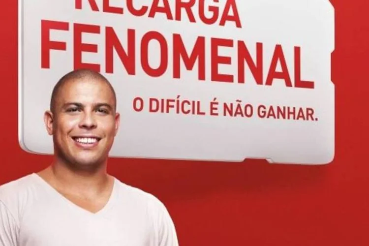 Claro e Ronaldo: contrato prorrogado até o final de 2014 (Divulgação)
