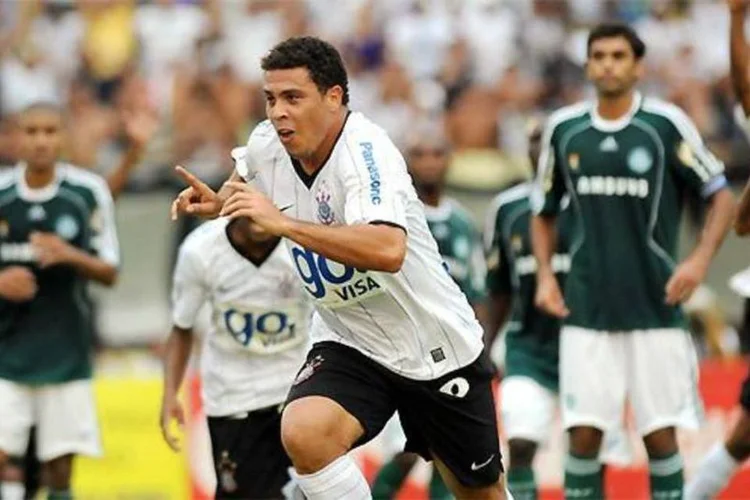 Ronaldo em ação no Corinthians: capacidade de transformar milhões de fãs em milhões de reais