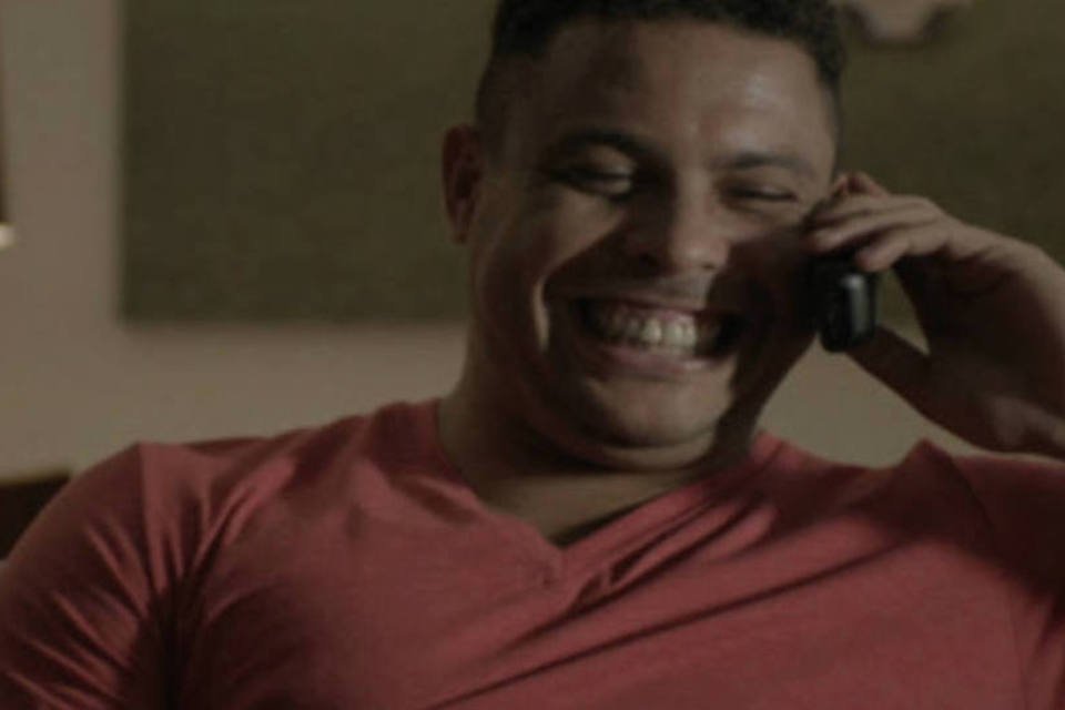 Ronaldo passa "trote" em Neymar em campanha da Claro Fixo