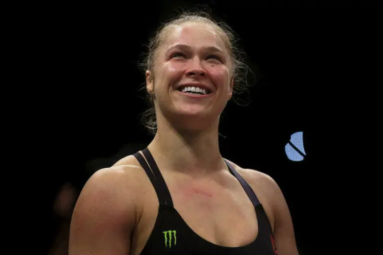 
	Ronda Rousey celebrando sua vit&oacute;ria sobre Bethe Correia
 (REUTERS/Ricardo Moraes)