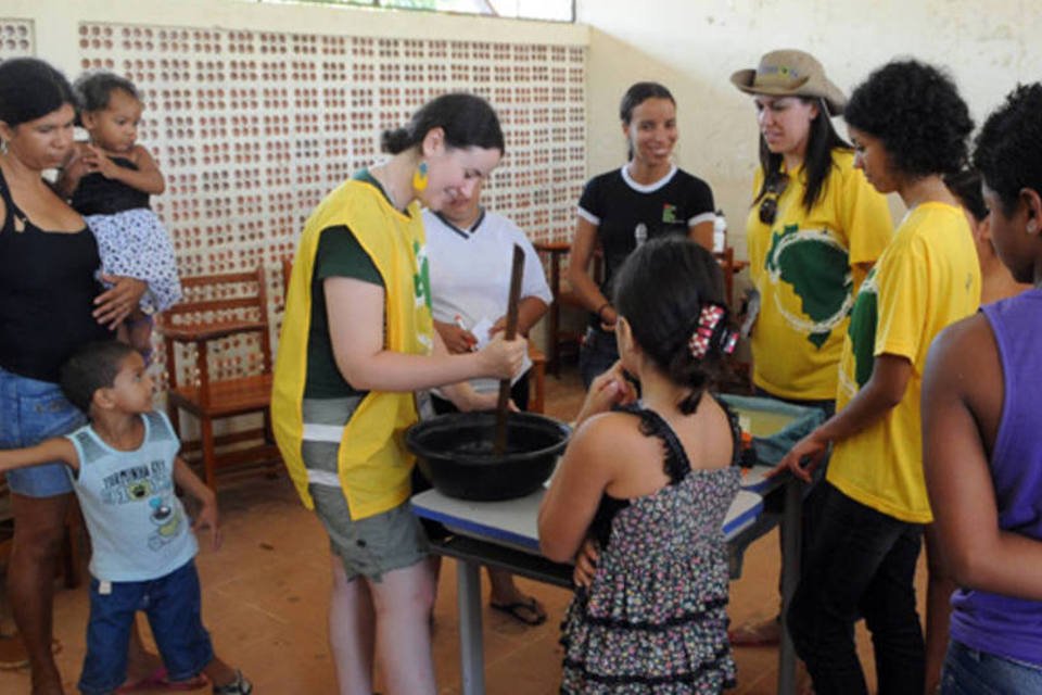 Universitários participantes do Projeto Rondon 2012 - Operação Açaí ajudam moradores do município a fazer sabão, a partir de óleo de cozinha usado (Wilson Dias/ABr)