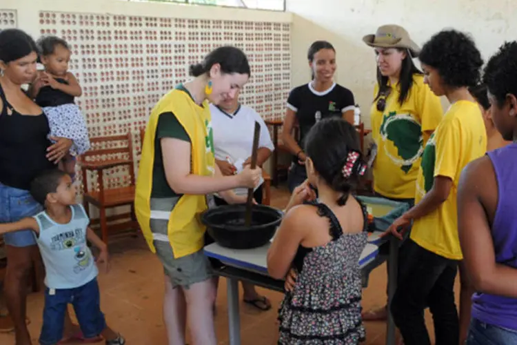 
	Universit&aacute;rios participantes do Projeto Rondon 2012 - Opera&ccedil;&atilde;o A&ccedil;a&iacute; ajudam moradores do munic&iacute;pio a fazer sab&atilde;o, a partir de &oacute;leo de cozinha usado
 (Wilson Dias/ABr)