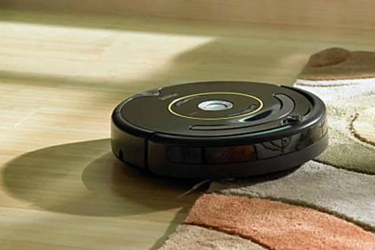 iRobot Roomba 650: robô conta com função que permite que seu dono programe os horários nos quais ele deve entrar em ação na limpeza da casa (Divulgação)