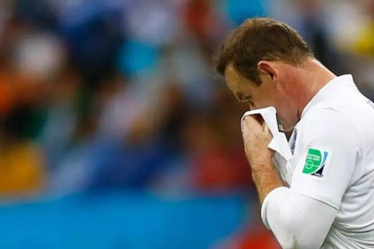 Rooney: jogador desencantou e fez gol, mas seleção inglesa já está eliminada da Copa (Reuters)