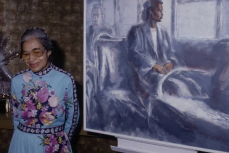 Rosa Parks, ao lado de quadro que retrata momento que simbolizou movimento de igualdade (The LIFE Picture Collection/Getty Images)