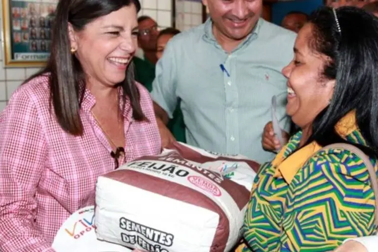 
	Roseana Sarney sorri ao entregar sementes: PT quer garantir uma alian&ccedil;a com a atual governadora
 (Divulgação / Governo do Estado do Maranhão)