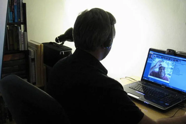 Orientador de inglês trabalhando com ferramentas da Rosetta Stone (Brian Adler/Wikimedia Commons)