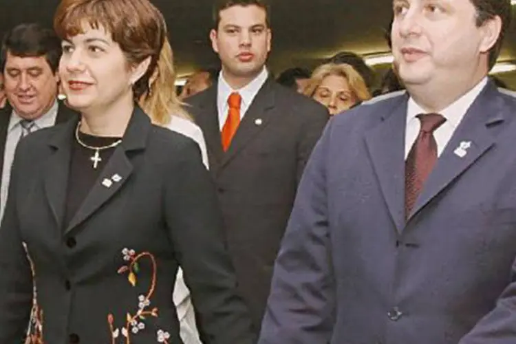 Rosinha ao lado do marido Garotinho: o MP destaca que a cor rosa é um dos principais signos da campanha de Rosinha e de seu vice (Elza Fiúza/Abr)