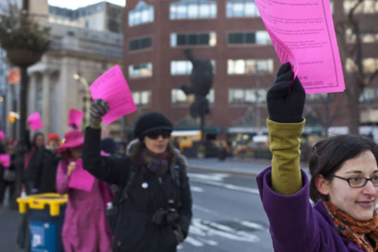 
	Pessoas protestam contra o desemprego em Nova York: abril teve a menor taxa desde 2008
 (Andrew Burton/ Getty Images)