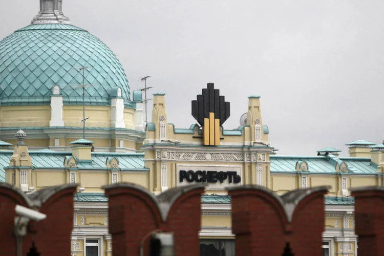 
	Logo da Rosneft, gigante russa do petr&oacute;leo: com o acordo, a Rosneft Brasil passar&aacute; a ser a detentora de 100 por cento dos contratos de concess&atilde;o
 (Sergei Karpukhin/Files/Reuters)