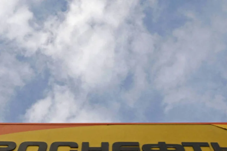Logo da Rosneft em São Petersburgo: "pode ser uma combinação de opções de entrega. A linha estratégica é aumentar a oferta para a China", segundo fontes (Alexander Demianchuk/Files/Reuters)