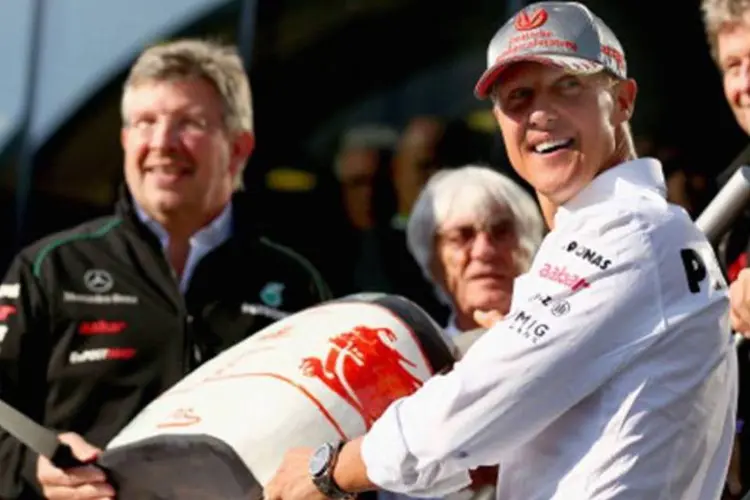 
	Brawn entrega asa dianteira de carro a Schumacher: &quot;Sinto-me privilegiado por ter tido a oportunidade de trabalhar lado a lado com o alem&atilde;o&quot;, afirmou o diretor-chefe da Mercedes
 (Getty Images)