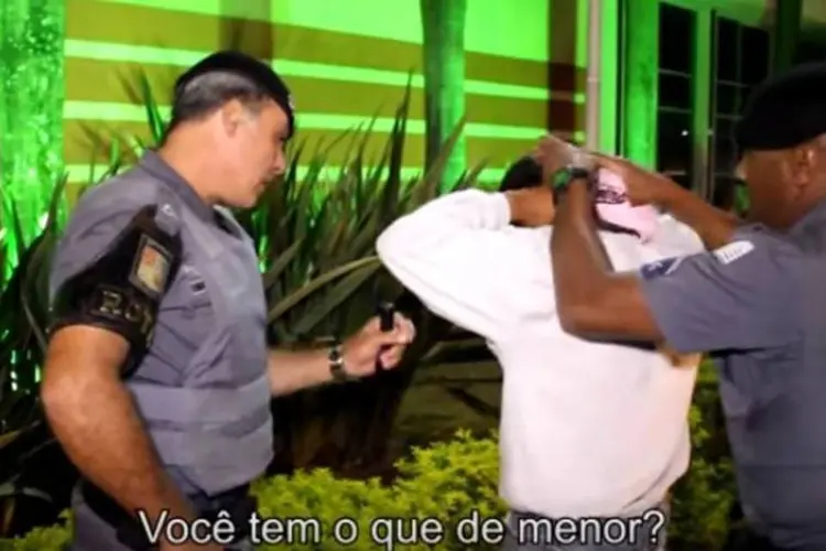 Reprodução de abordagem de policiais da Rota em São Paulo: "um deles dá pra ver que está no crime, mas não está fazendo nada, então tem que liberar”, diz um dos PMs (Reprodução/Youtube)