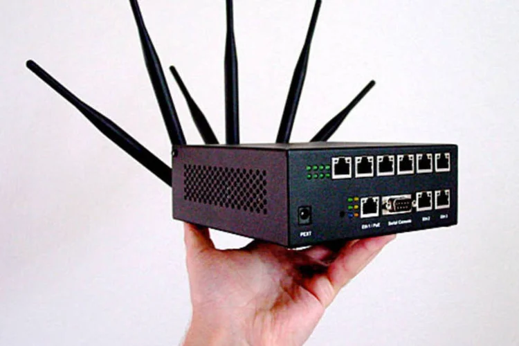 Segundo o estudo, para combater o custo excessivo da melhoria das redes, a saída seria investir em tecnologias alternativas, como o Wi-Fi (Boris van Zanten / Wikimedia Commons)