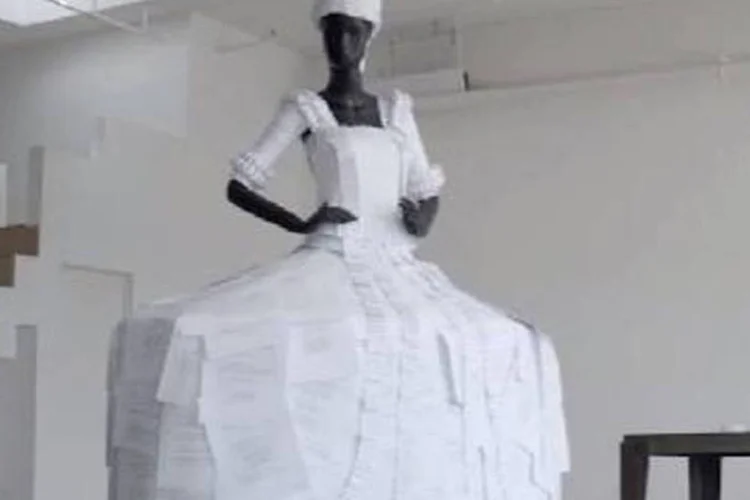 Vídeo: objetivo da ação é promover uma exposição com trajes marcantes de Hollywood (Reprodução/YouTube)