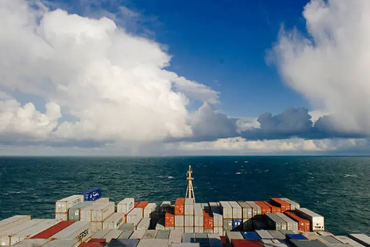 Navio com contêineres no porto de Roterdã (Kristian Helgesen//Bloomberg)