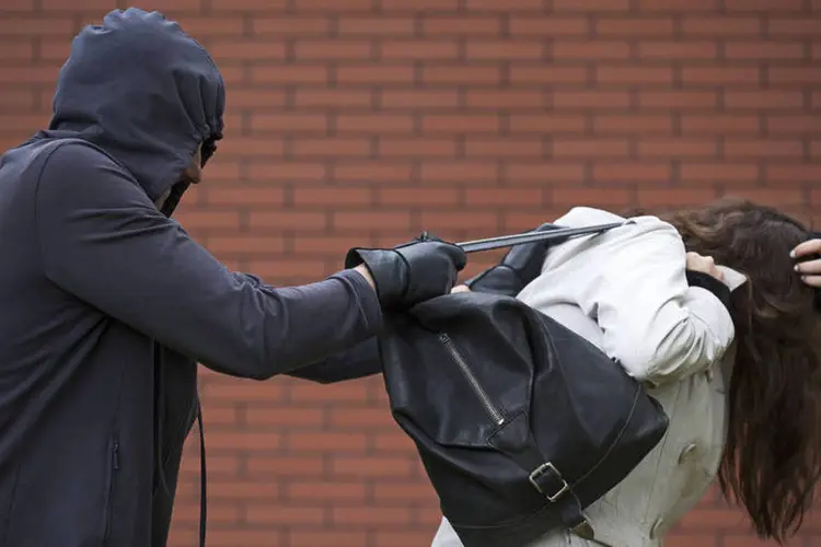 Homem rouba bolsa de mulher (Thinkstock)