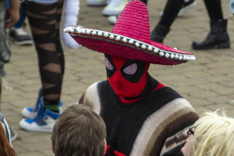 
	F&atilde; vestido de Deadpool durante feira em Londres: &quot;Deadpool&quot; estreia mundialmente nos cinemas em 9 de fevereiro
 (big-ashb/Wikimedia Commons)