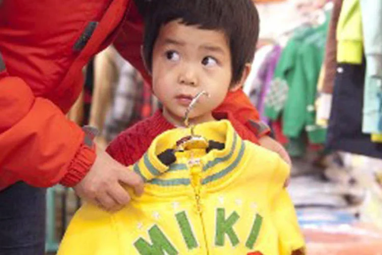 
	Mulher compra roupa para filho: Os pais da internauta nunca falaram sobre dinheiro quando ela era crian&ccedil;a. Ela pergunta se deve mudar de atitude
 (Greenpeace)