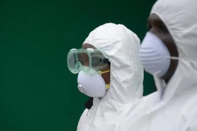 
	M&eacute;dicos com roupas de prote&ccedil;&atilde;o: surto de ebola no oeste da &Aacute;frica matou mais de 2 mil
 (Dominique Faget/AFP)