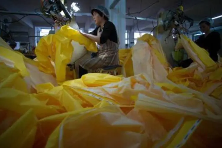 Fábrica de roupas protetoras contra o ebola, em Anqiu, China: país colocará em quarentena médicos que trabalharam na África (Johannes Eisele/AFP)