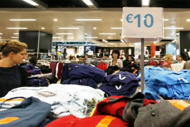 
	Loja de roupas em Berlim: em setembro, as vendas no varejo recuaram 0,2 por cento no m&ecirc;s segundo dados revisados, mas subiram 0,3 por cento ante o mesmo m&ecirc;s do ano anterior
 (Michele Tantussi/Bloomberg)
