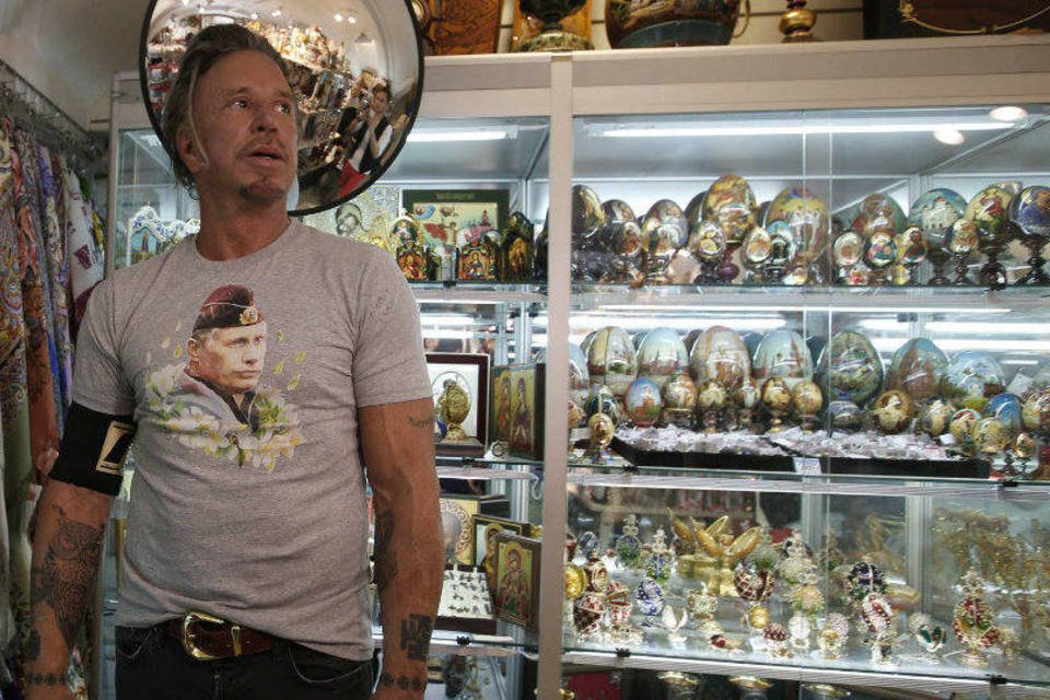 Mickey Rourke veste camiseta com imagem de Putin em Moscou