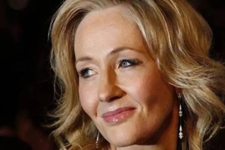 
	J.K.Rowling:&nbsp;uma empresa ligada a ind&uacute;stria do entretenimento, a Russell&quot;s, pediu desculpas a autora porque um de seus s&oacute;cios foi identificado com a fonte que revelou a identidade de Robert Galbraith.
 (Stefan Wermuth/Reuters)