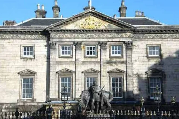 
	Esc&oacute;cia: Lloyds e Royal Bank of Scotland avan&ccedil;aram ap&oacute;s resultado da pesquisa de opini&atilde;o
 (Wikimedia Commons)