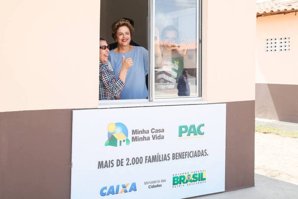 Às vésperas do impeachment, Dilma inaugura obras pelo país