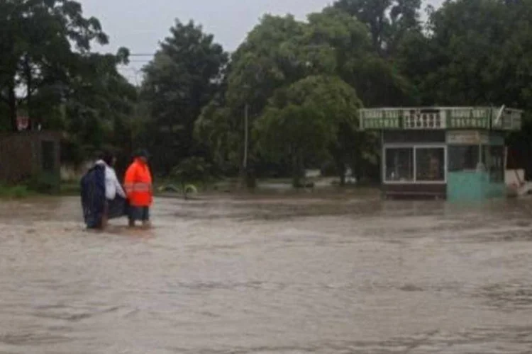 Casal atravessa rua alagada no Uruguai: o rio aumentou vazão para 14 metros (AFP)