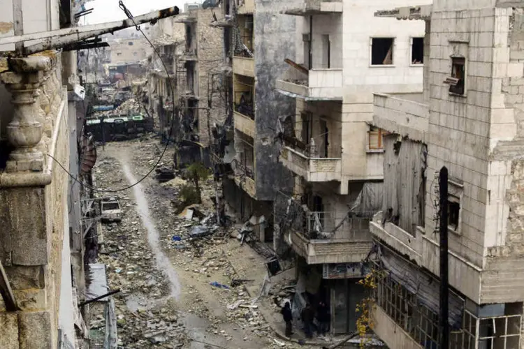 
	Rua destru&iacute;da ap&oacute;s bombardeio: Aleppo &eacute; uma das cidades s&iacute;rias mais castigadas pelo conflito, que deixou mais de 240 mil mortos desde mar&ccedil;o de 2011, segundo o Observat&oacute;rio
 (Mahmoud Hebbo/Reuters)