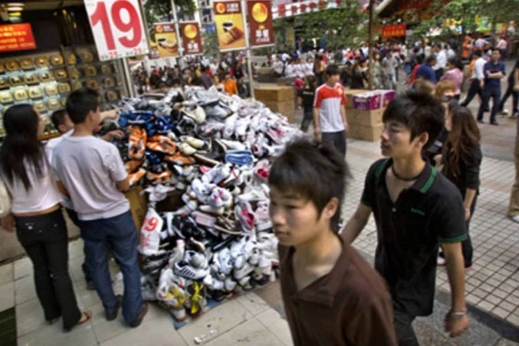 Comércio na cidade de Shenzhen, na China: governo começa a edificar cidades para atrair população das áreas rurais, um potencial mercado consumidor (.)