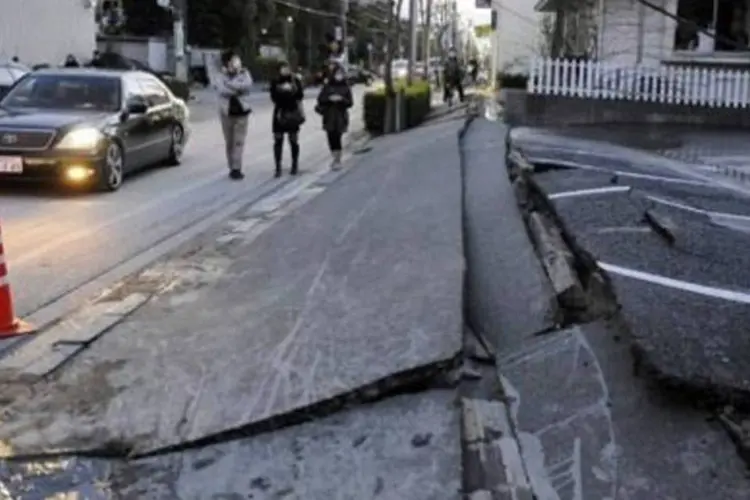 Rua destruída pelo terremoto no Japão: medo de vazamento nuclear (Toshifumi Kitamura/AFP)