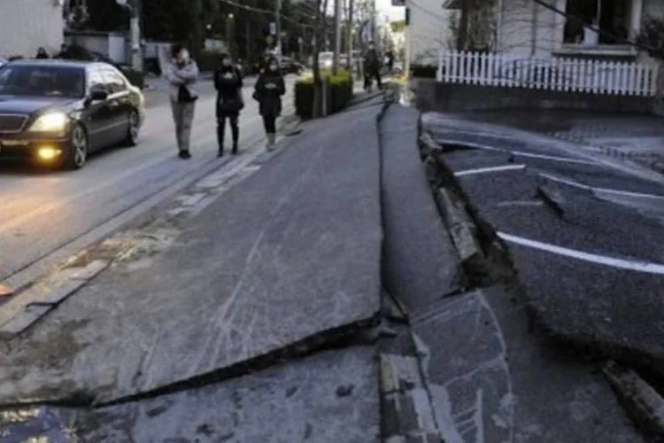 Rua esburacada por terremoto no nordeste do Japão (AFP)