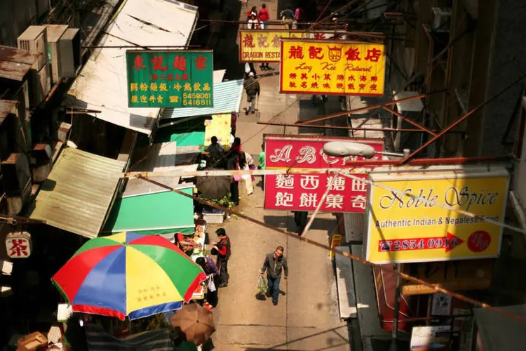 
	Rua de Hong Kong: esc&acirc;ndalos por manipula&ccedil;&atilde;o aliment&iacute;cia s&atilde;o frequentes na China
 (Getty Images/Mark Kolbe)