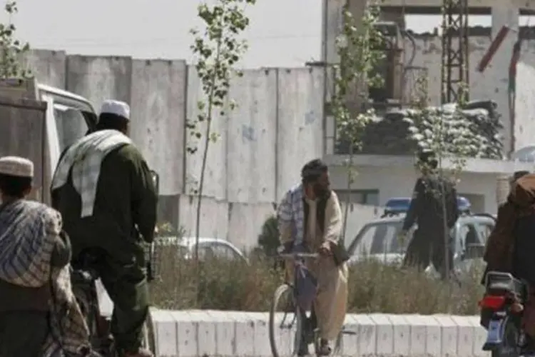 O ataque ocorreu horas antes do início de uma conferência a respeito da transição gradual da responsabilidade civil e militar das forças estrangeiras para os afegãos (AFP)