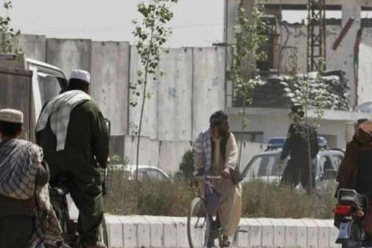 Rua próxima à prisão de Kandahar: maioria que escapou era de presos políticos (AFP)
